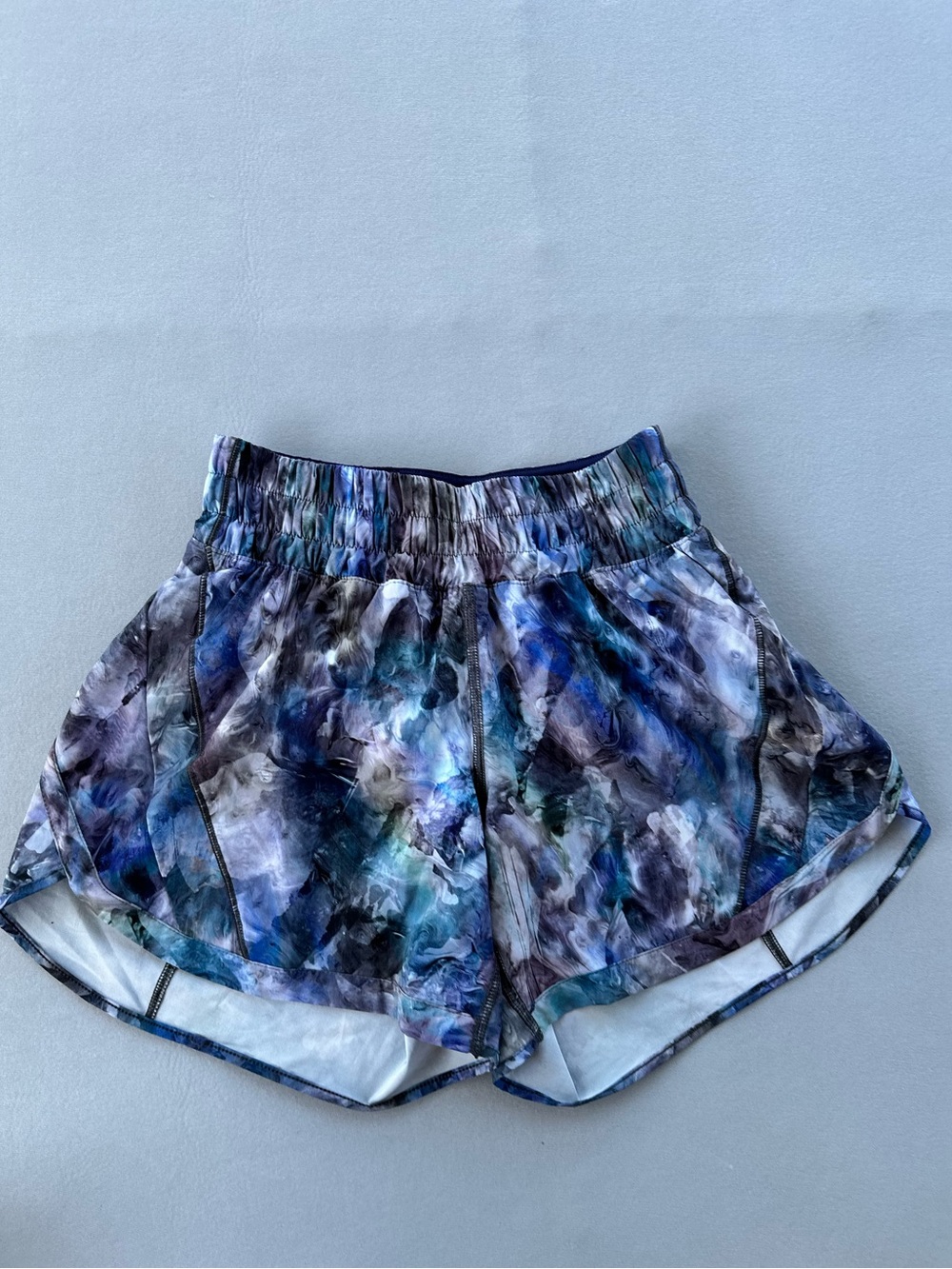 ๐5 for $45๐ Lululemon shorts size 4 - Picture 3 of 9